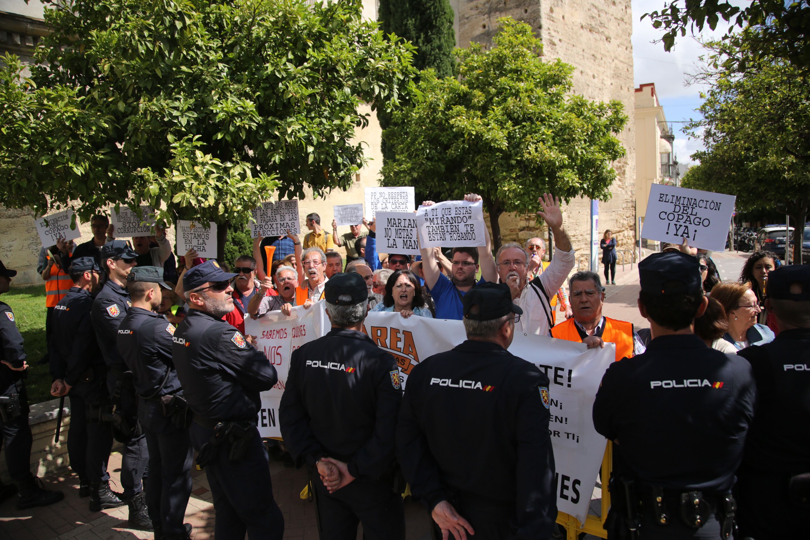 Los pensionistas protestan en la puerta del convento de San Agustín. FOTO: JUAN CARLOS TORO.