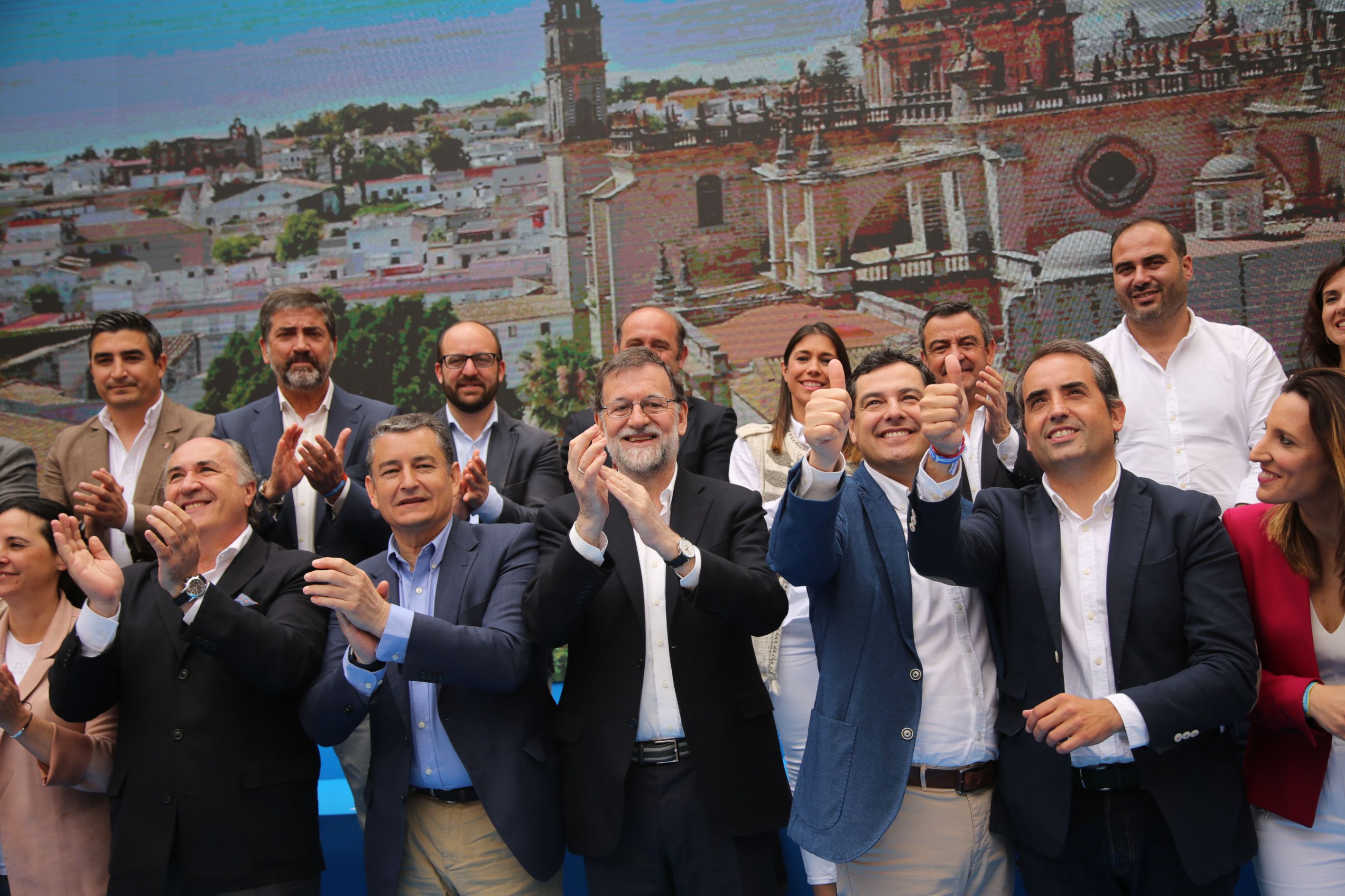 Rajoy junto a Juanma Moreno y alcaldables del PP en la provincia, entre ellos Saldaña, en un acto en Jerez en 2018. FOTO: JUAN CARLOS TORO.