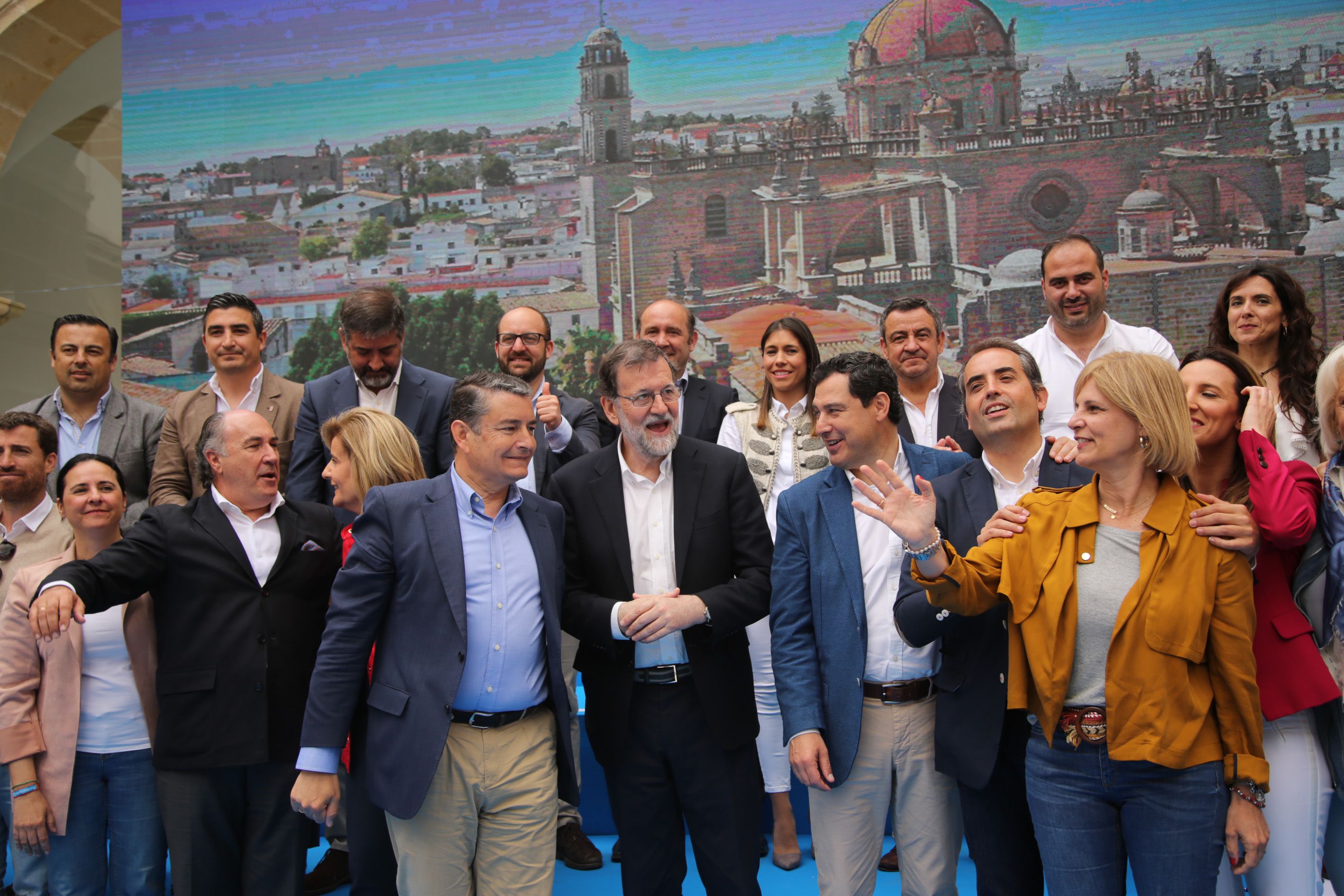 Mariano Rajoy, con líderes del partido como Antonio Sanz, Juan Manuel Moreno y los jerezanos Antonio Saldaña y María José García-Pelayo, en un acto en Jerez.