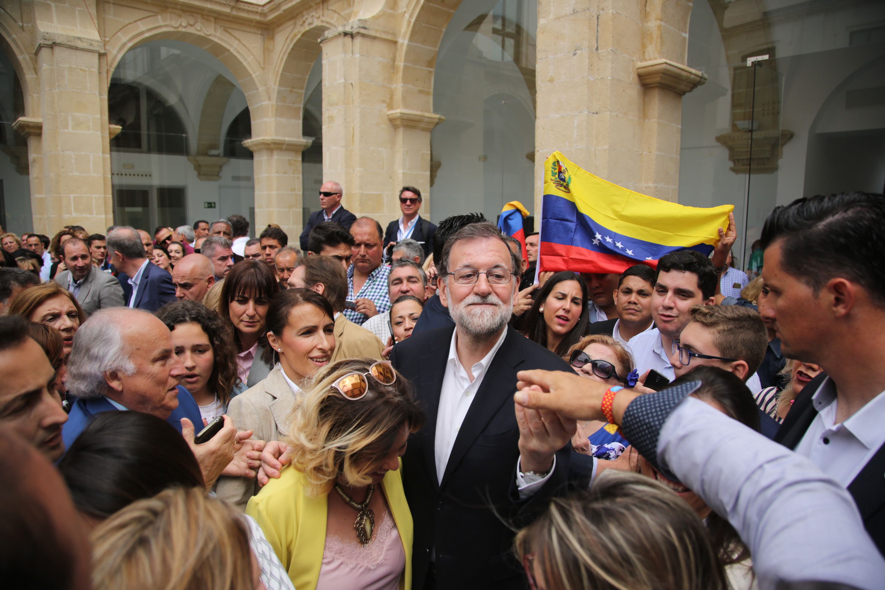 Mariano Rajoy, rodeado de simpatizantes del PP, al término del acto celebrado en Jerez. FOTO: JUAN CARLOS TORO.