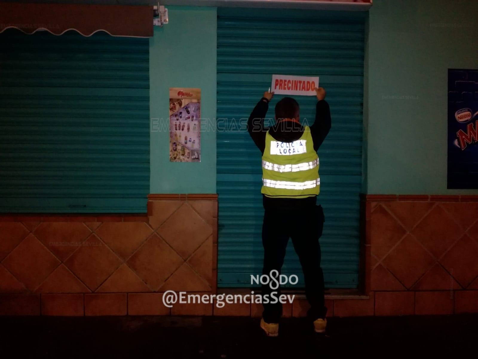 Precintado por la Policía Local de Sevilla de un negocio en Parque Alcosa que vendía alcohol a menores.