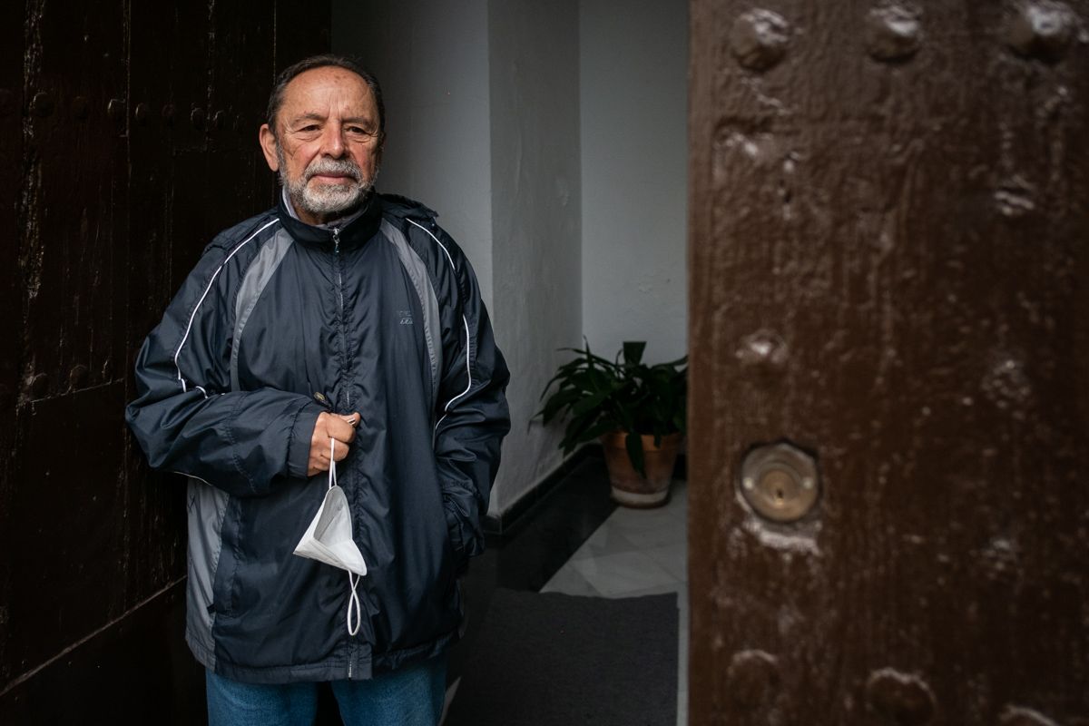 El cura Paco, delegado de la pastoral penitenciaria de la Diócesis Asidonia-Jerez, en un acceso de la Iglesia del Carmen, en Sanlúcar, en días pasados.