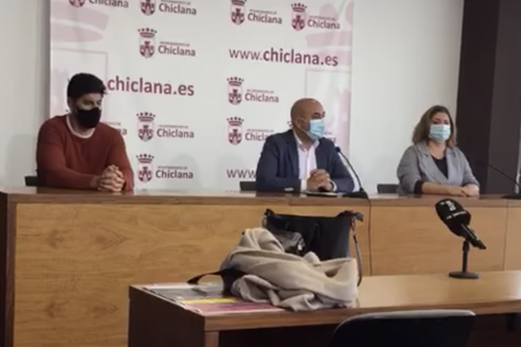 Adrián Sánchez, en el centro de la imagen, en rueda de prensa.