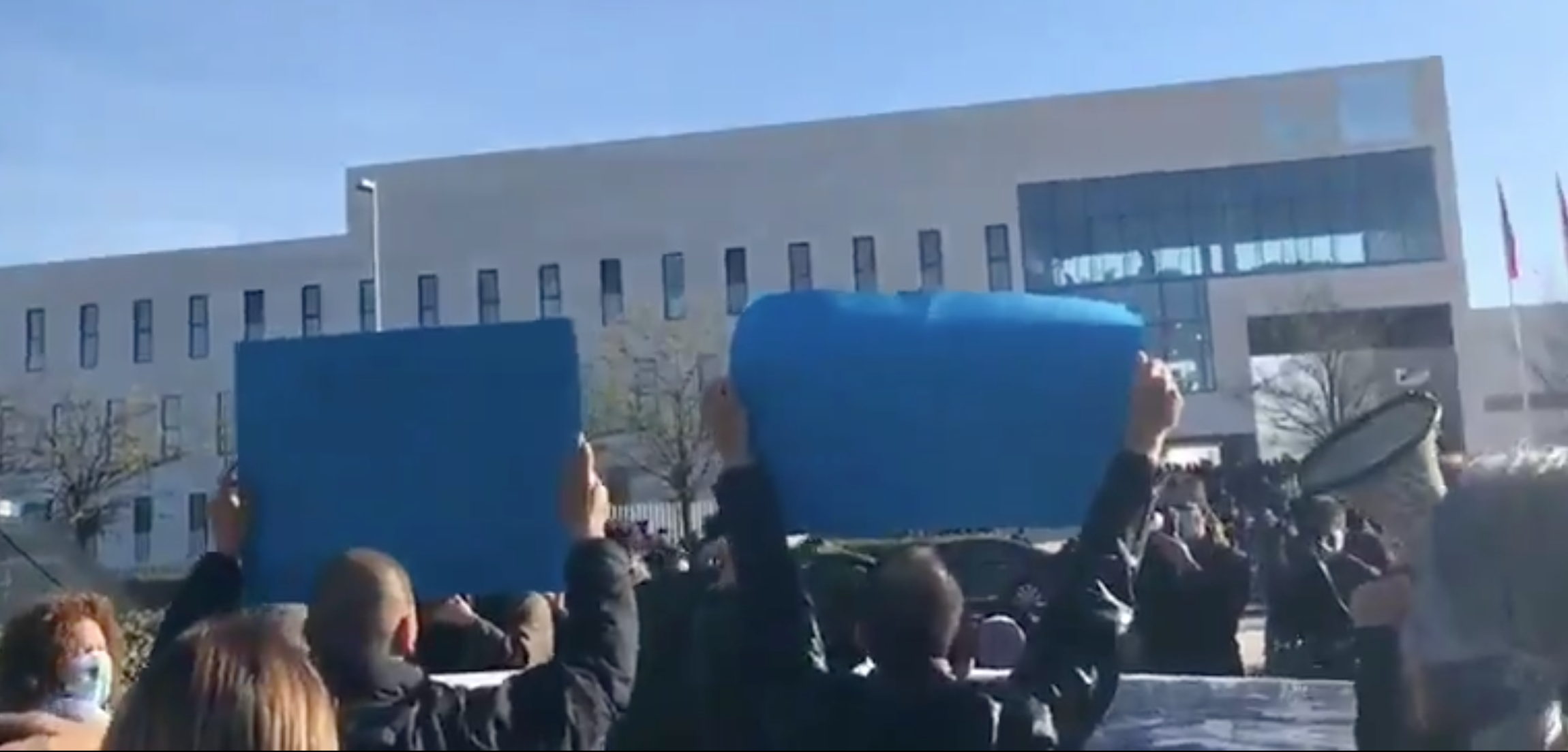 La concentración de Sanitarios Necesarios, durante la inauguración del hospital de pandemias de Madrid.
