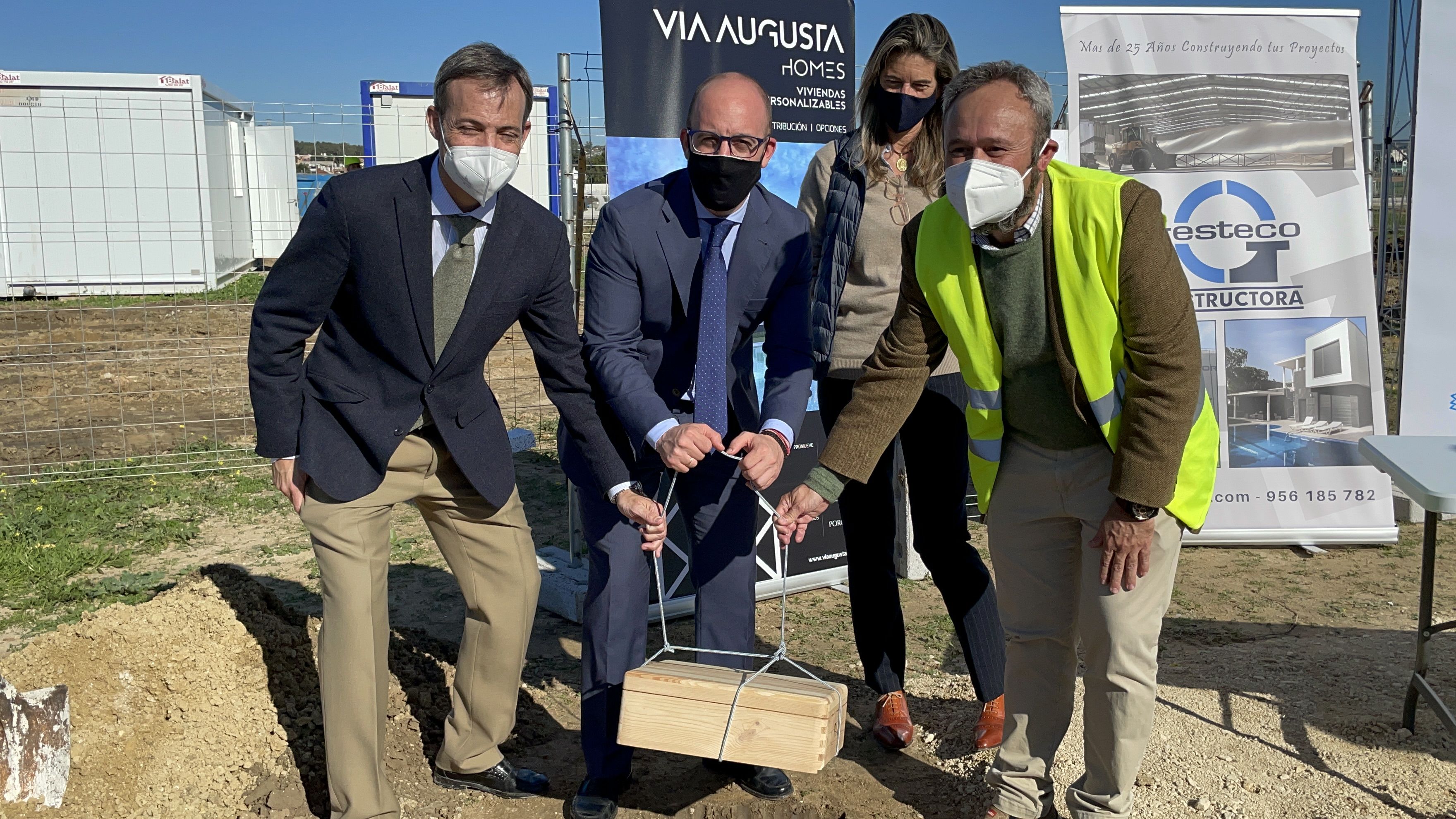 El alcalde de El Puerto, Germán Beardo, con la delegada Danuxia Enciso, y promotores, colocando la primera piedra del Residencial Vía Augusta Homes.