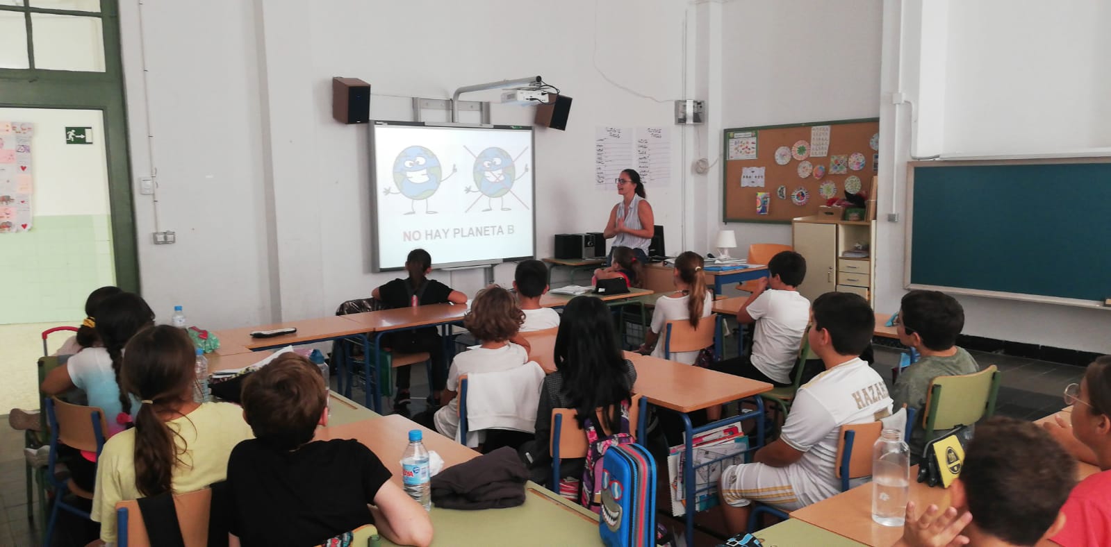 Una profesora imparte clase en un colegio de Cádiz.