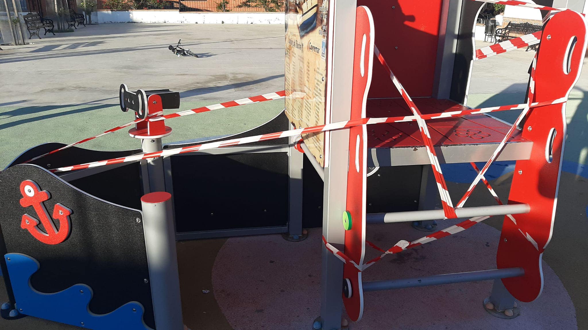 Un parque precintado en Paterna de Rivera.