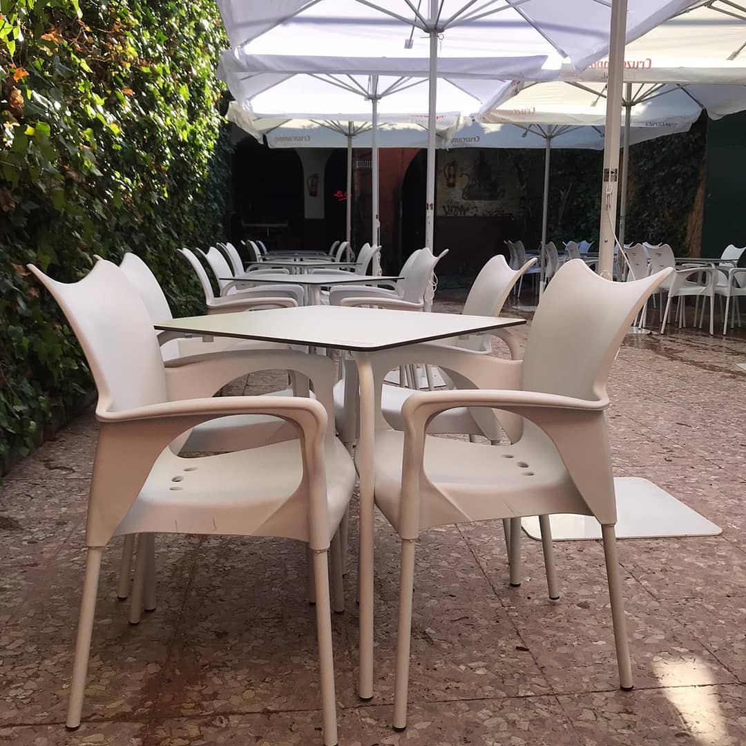 Una de las mesas en la terraza renovada de La Comedia.