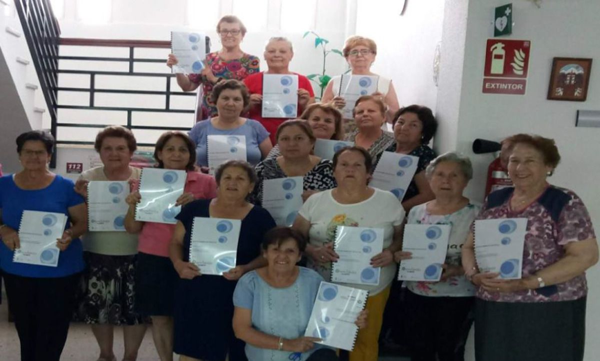 Grupo de mayores de Villamartín, que abren el apetito con sus huevos glaseados y sus galletas fritas.