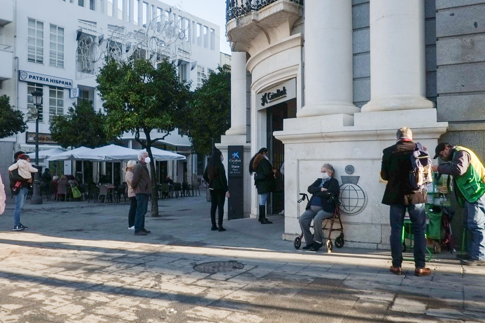 Colas en el Caixabank de la calle Lancería de Jerez.