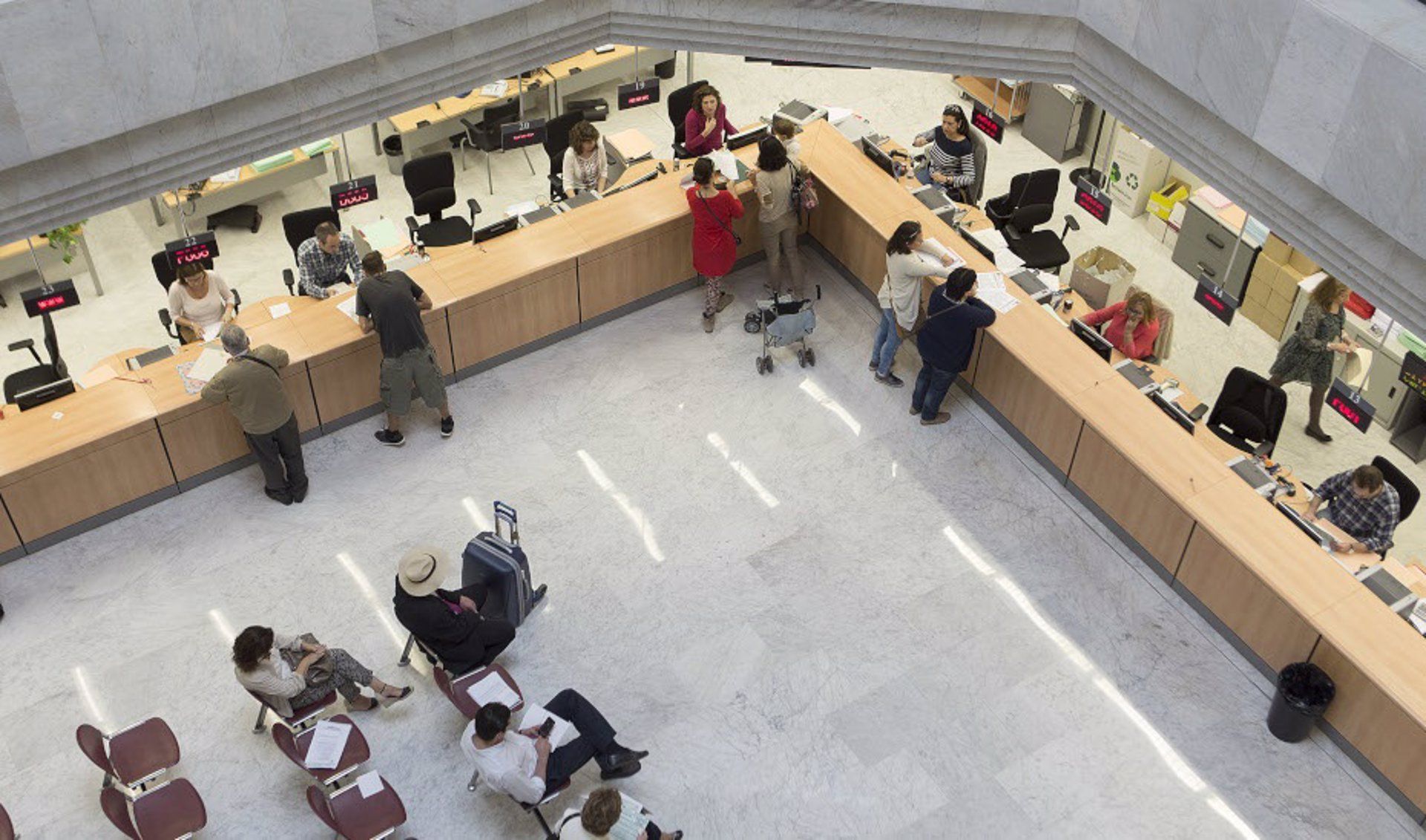 Imagen de funcionarios que atienden al público en una sede de la Junta de Andalucía. En 2022 podrán trabajar desde casa hasta tres días a la semana.