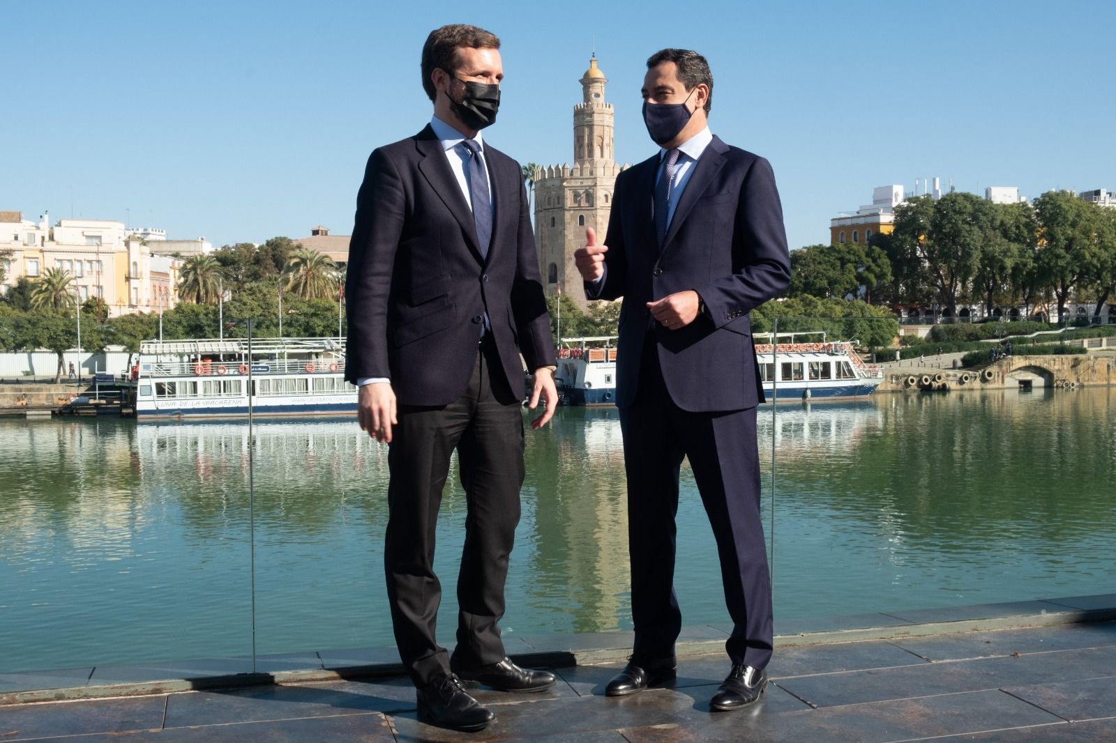 Casado y Moreno, con la Giralda al fondo, este miércoles en Sevilla. FOTO: PP