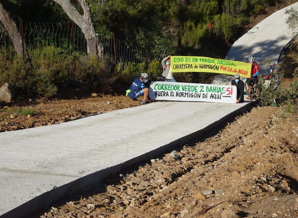 Una protesta en 2020 por la construcción del carril bici en pleno parque natural de Los Alcornocales.