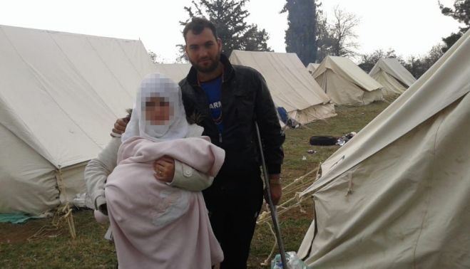 Khaled y Aya con su hija Khansa en el campamento de refugiados de Idomeni.