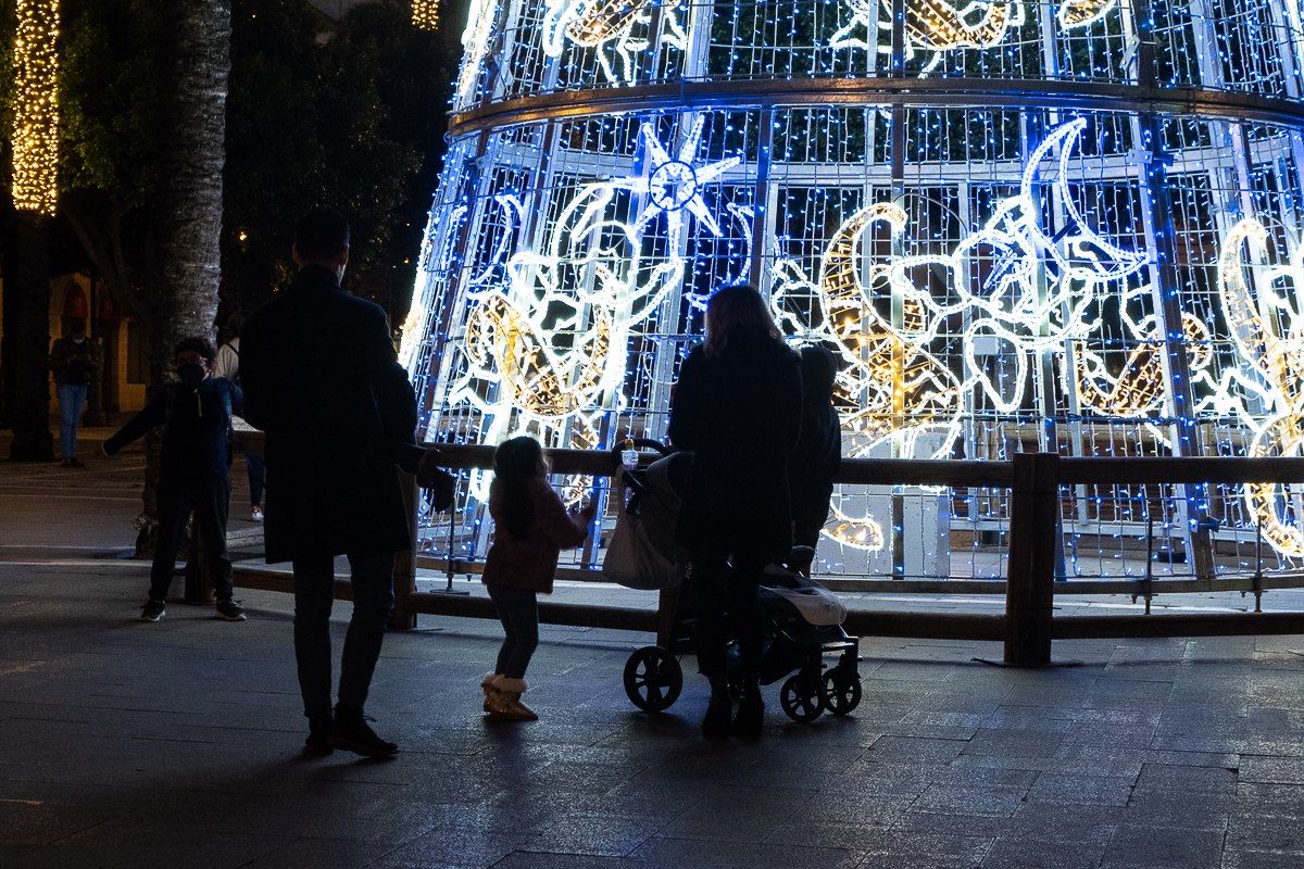 Una familia, junto al árbol de Navidad del Arenal, en Jerez, en una imagen de archivo.