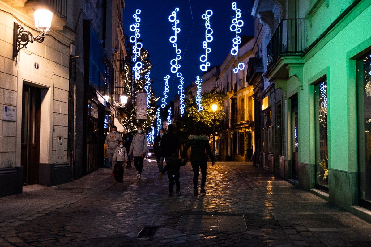 Ciudadanos pasean por el centro de Jerez durante la pasada Navidad.