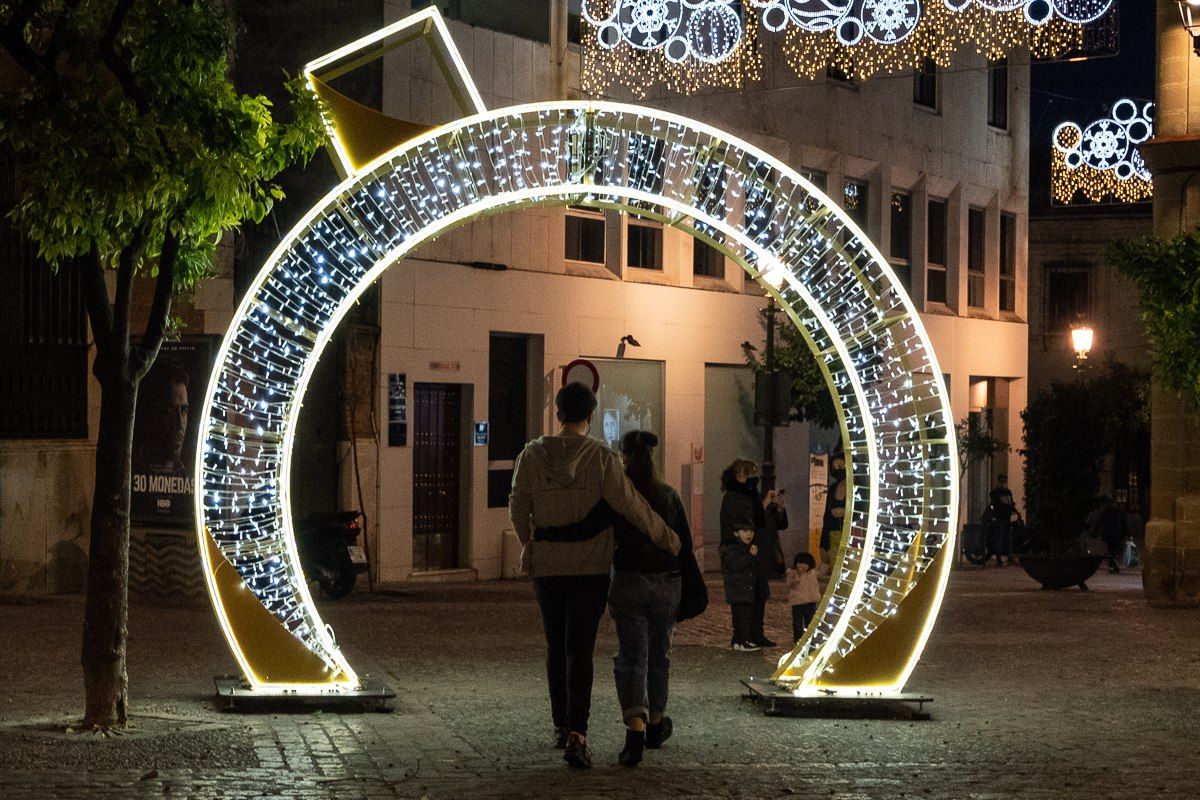 Dos personas, en el punto 'selfie' del alumbrado navideño de Jerez.