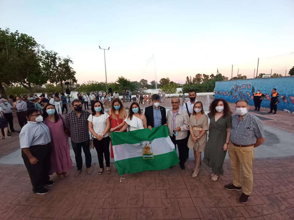 El alcalde de Coria del Río, Modesto González, en el centro de la imagen, con la bandera de Andalucía, en una imagen de archivo.