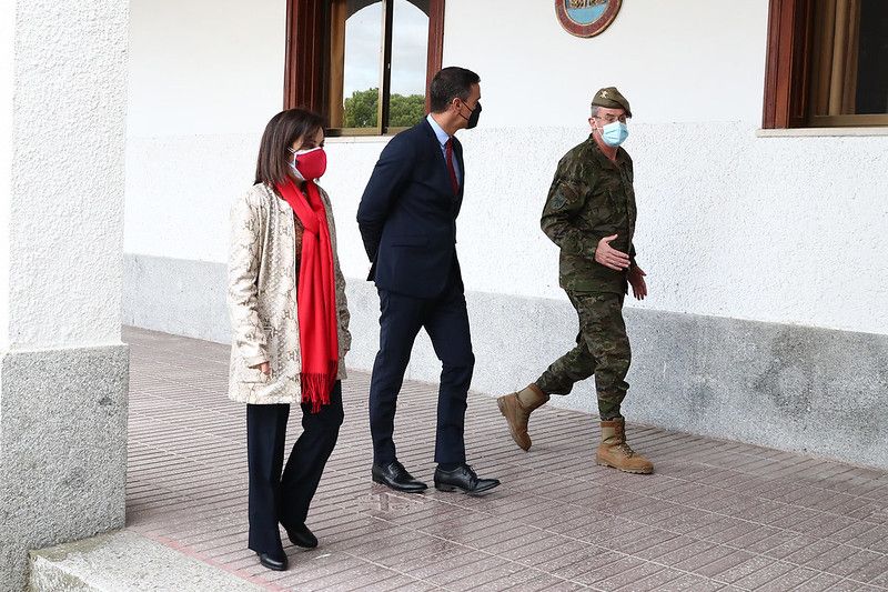 El presidente del Gobierno, Pedro Sánchez, y la ministra de Defensa, Margarita Robles, con un militar en una imagen reciente.