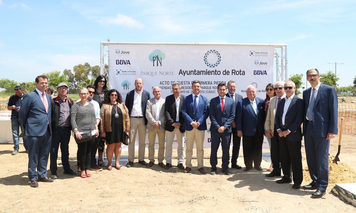 El alcalde de Rota, Javier Ruiz Arana, con el delegado de Vivienda de la Junta, Federico Fernández, responsables de la financiación de BBVA y los promotores del complejo residencial.