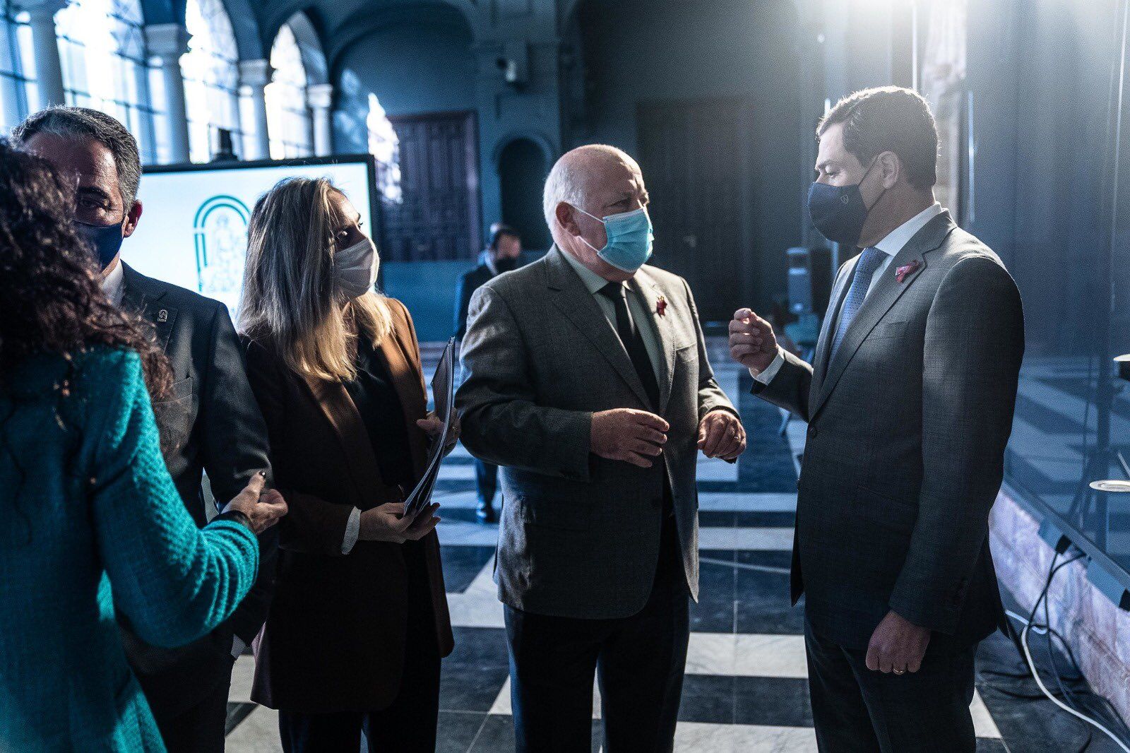 El consejero de Salud, Jesús Aguirre, con Juan Manuel Moreno en un Consejo de Gobierno. FOTO: Junta