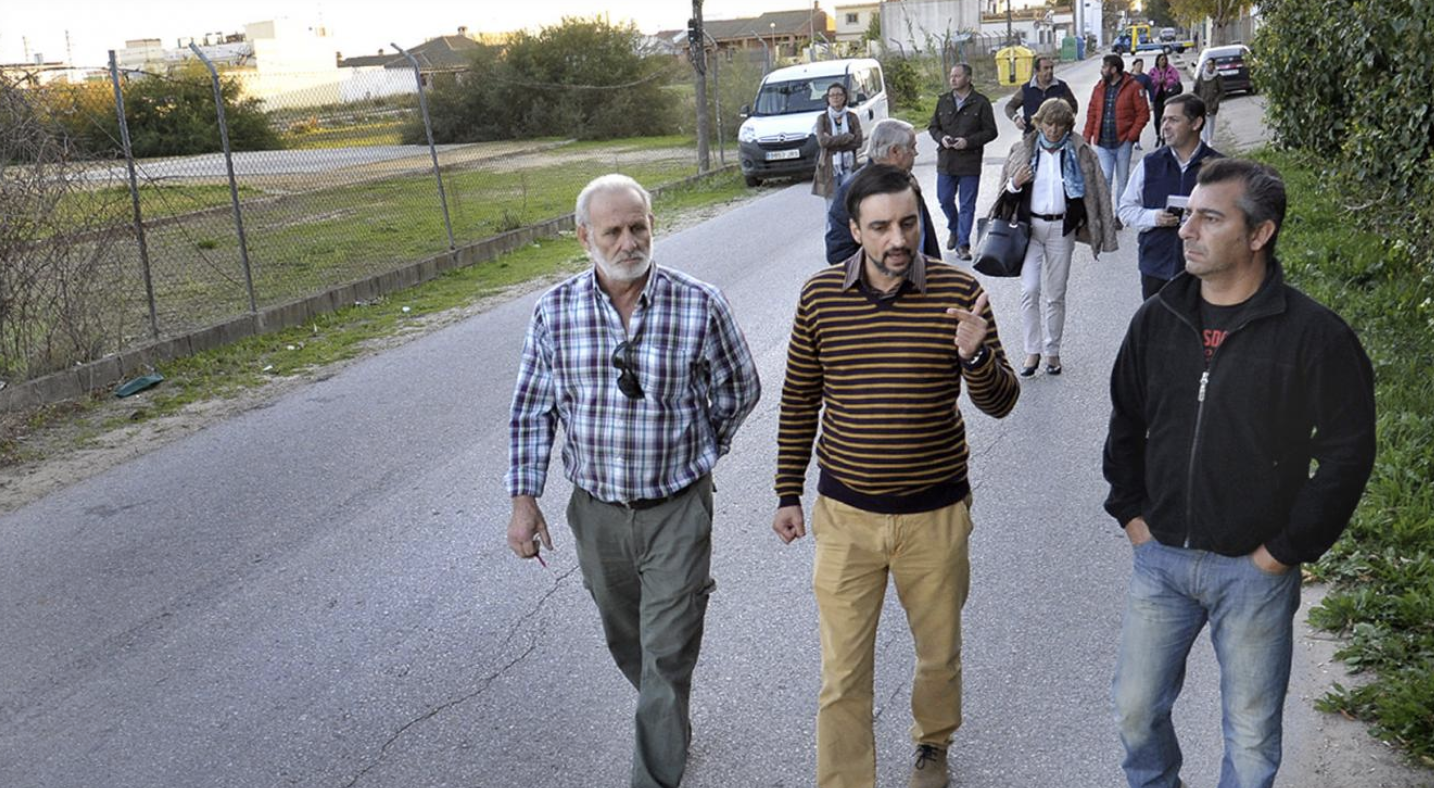 José Antonio Díaz junto a Miguel Romero (i) y otros vecinos de Las Flores, en una visita retrospectiva.