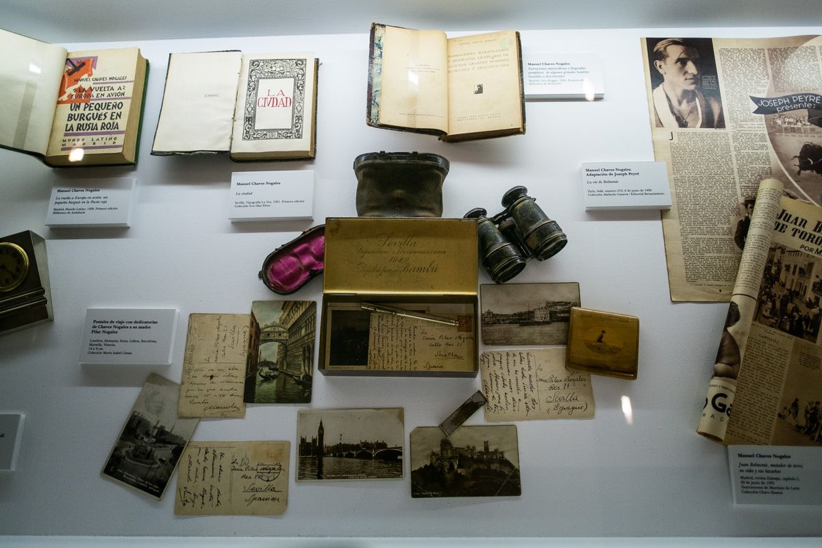 Cartas, objetos personales y libros de Manuel Chaves Nogales, en la exposición.
