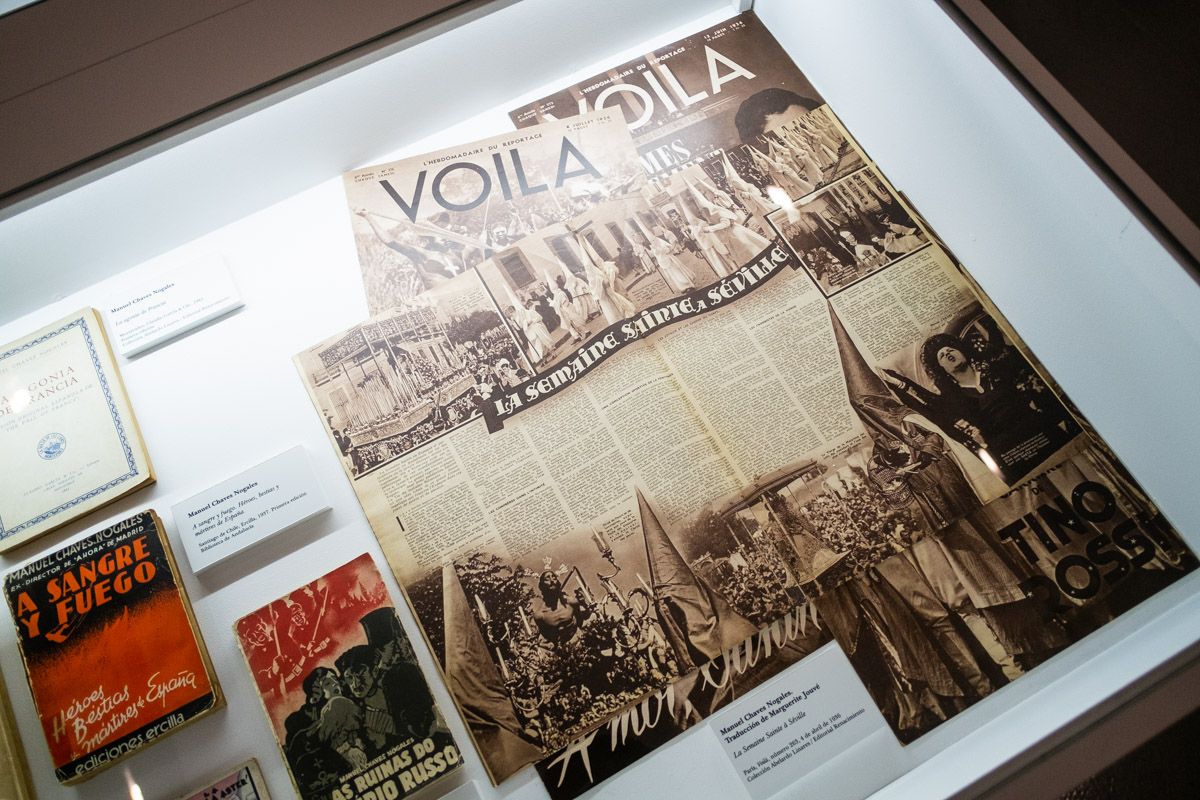 Periódicos, libros y objetos personales de Manuel Chaves Nogales, en la exposición que acoge la sala Santa Inés de Sevilla.