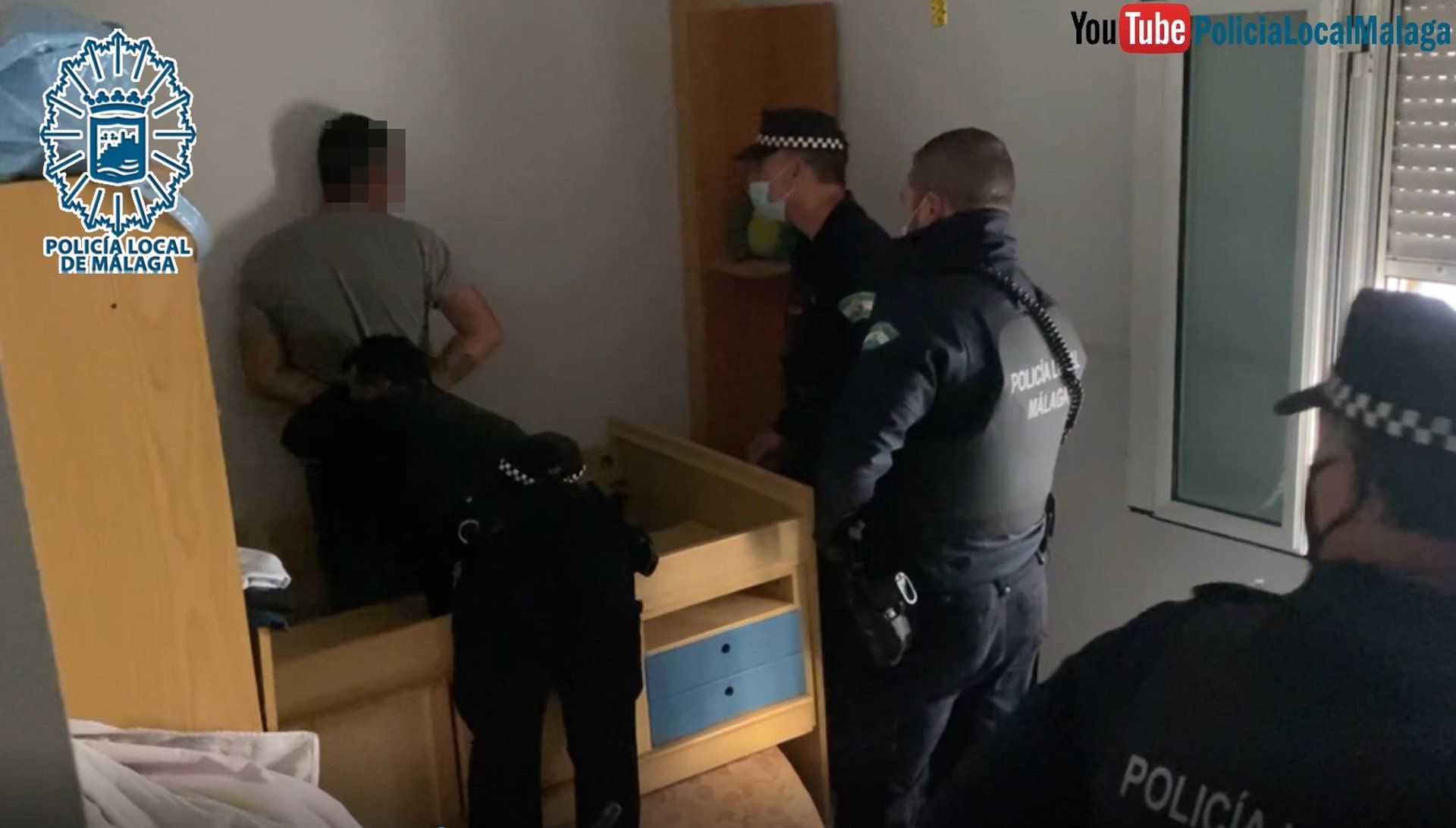 Momento de la detención del hombre que se ocultaba en la cama nido de la vivienda de su pareja.