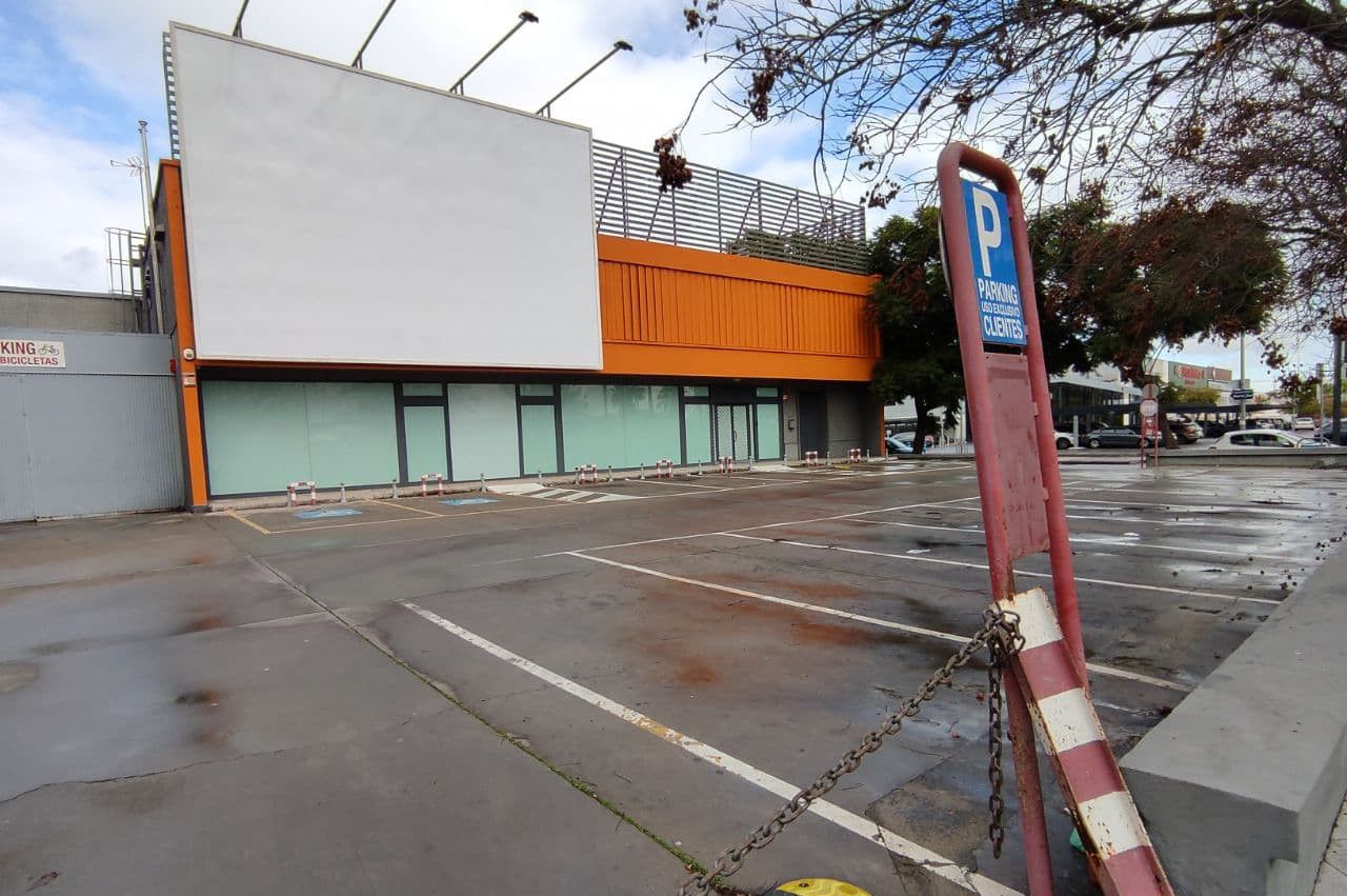 La entrada del gimnasio, ya cerrado, este viernes. FOTO: lavozdelsur.es