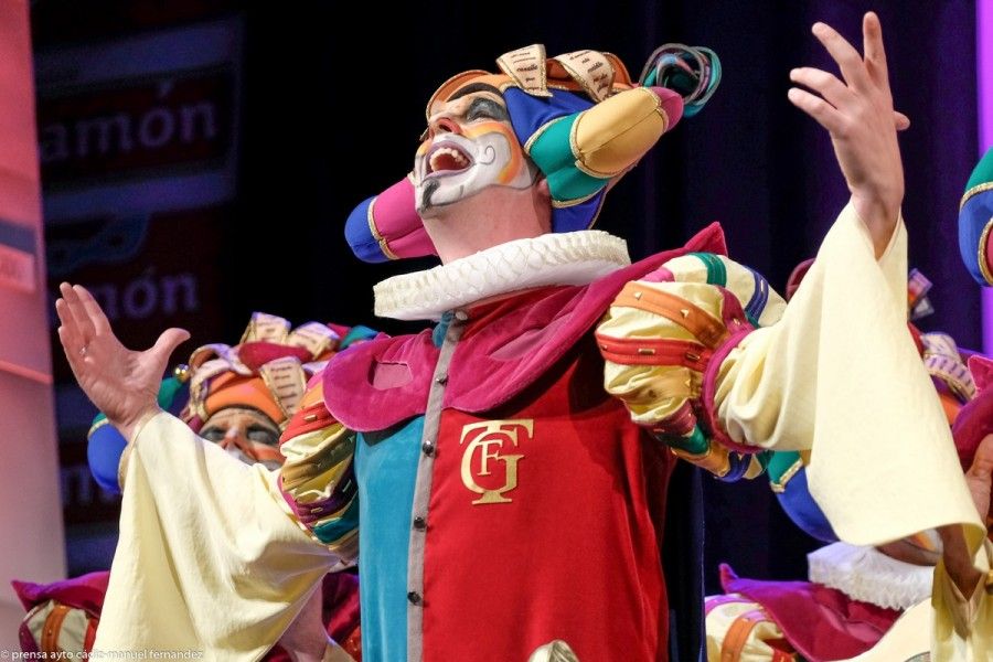 Un momento de la actuación el pasado concurso de carnaval de la comparsa 'Oh captain my capitan' en el Falla.