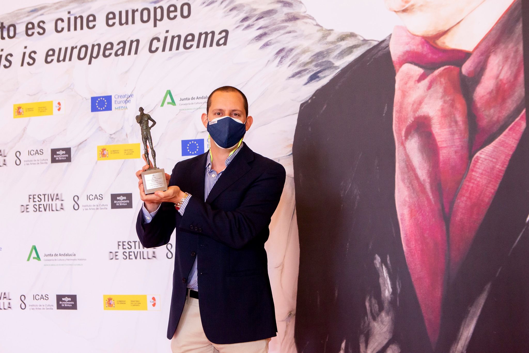 Figueredo, con su premio a la trayectoria, en el pasado Festival de Cine de Sevilla. Autor: Lolo Vasco (Festival de Sevilla)