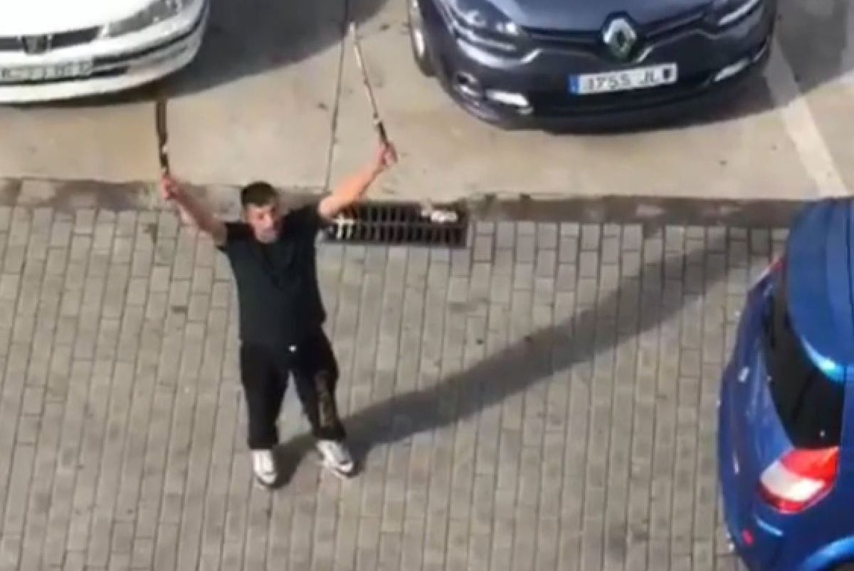 Hombre con catanas en el polígono de San Pablo en Sevilla.