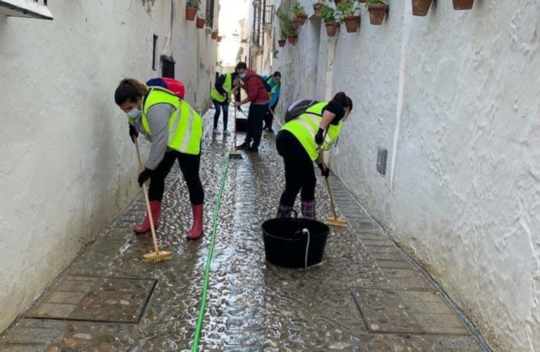 Labores de limpieza en Arcos, esta semana.