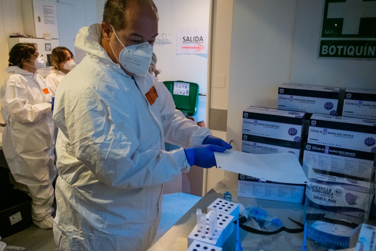 Sanitarios, en Jerez, preparándose para realizar un cribado masivo de coronavirus.