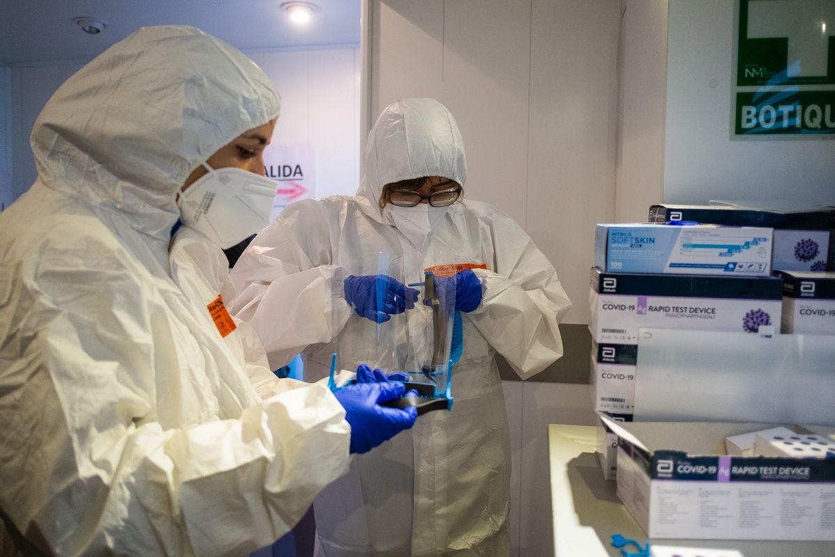 Sanitarios preparándose para realizar un cribado masivo de un coronavirus que se ha cobrado la vida de una joven gallega de 24 años.