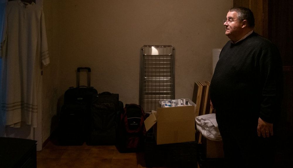 Rafael Vez, en un salón de su casa, con todo preparado para dejar su vivienda. FOTO: MANU GARCÍA