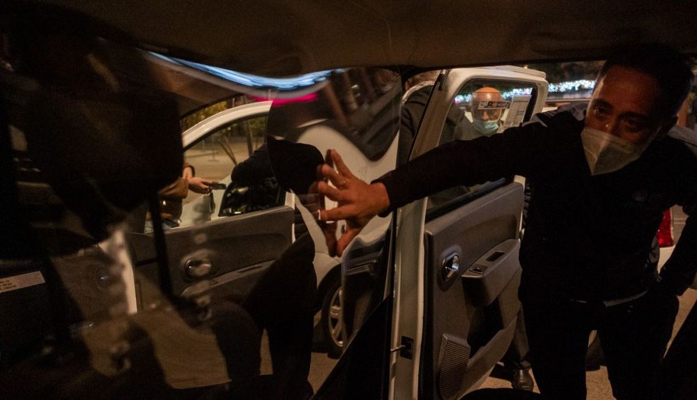 Un taxista muestra las mamparas interiores instaladas. FOTO: MANU GARCÍA