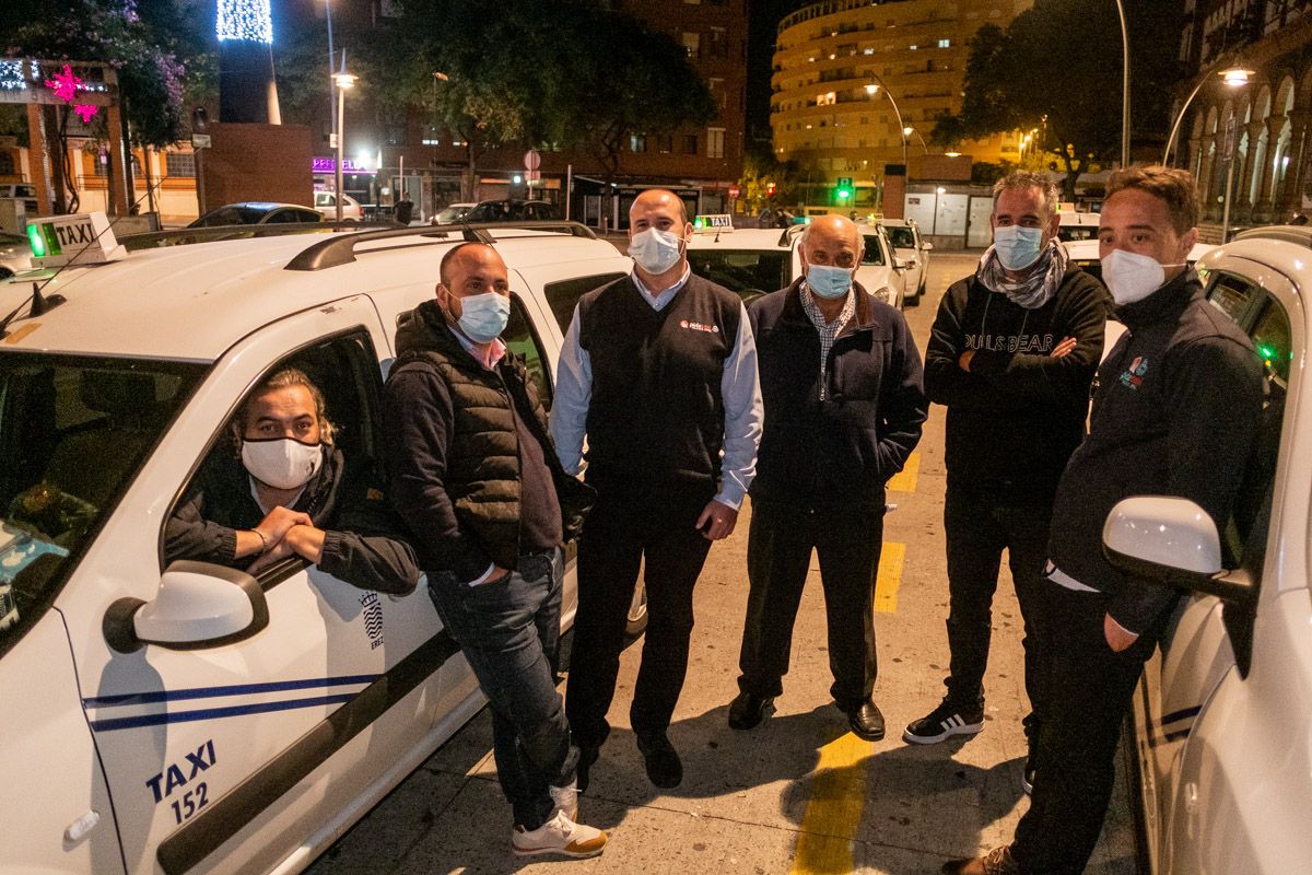 Taxistas de Jerez, pasadas las 22 horas, tras el toque de queda.