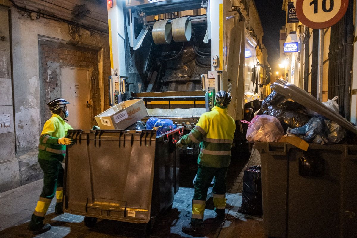 Personal encargado de la limpieza de las calles en una imagen de archivo.