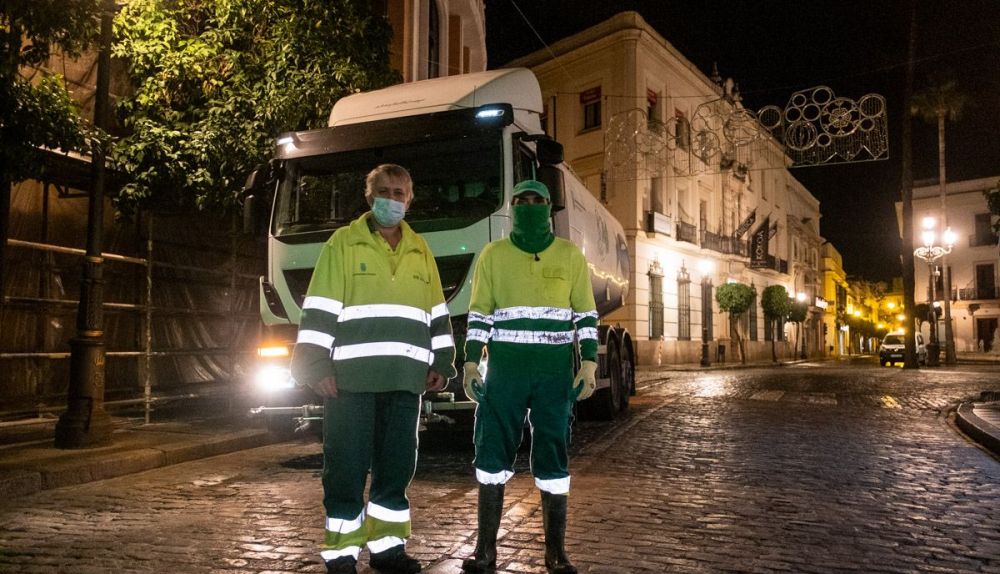 Joaquín y Gabriel, en plena jornada junto a la rotonda de los Casinos. FOTO: MANU GARCÍA