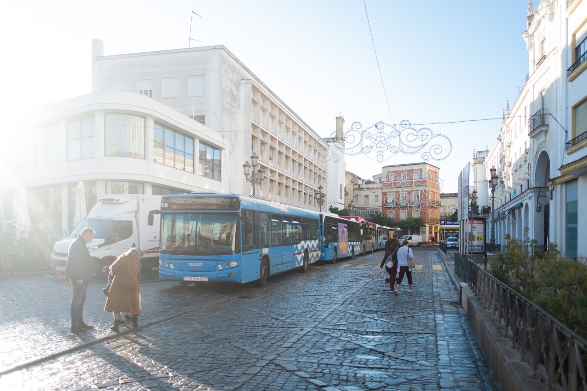 Un autobús circula por delante del edificio de Esteve, recientemente vendido.