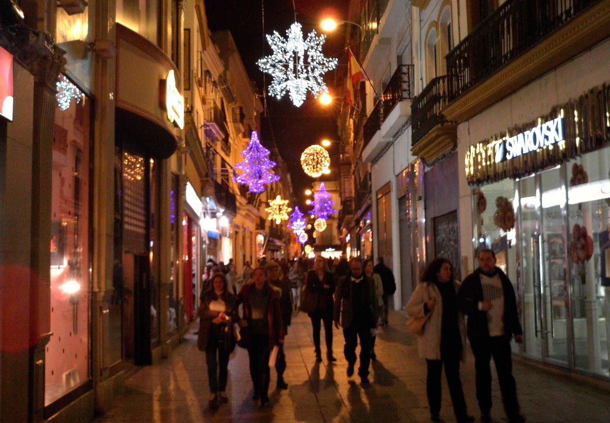 Personas paseando por la calle Sierpes en Navidad. Foto: Wiki