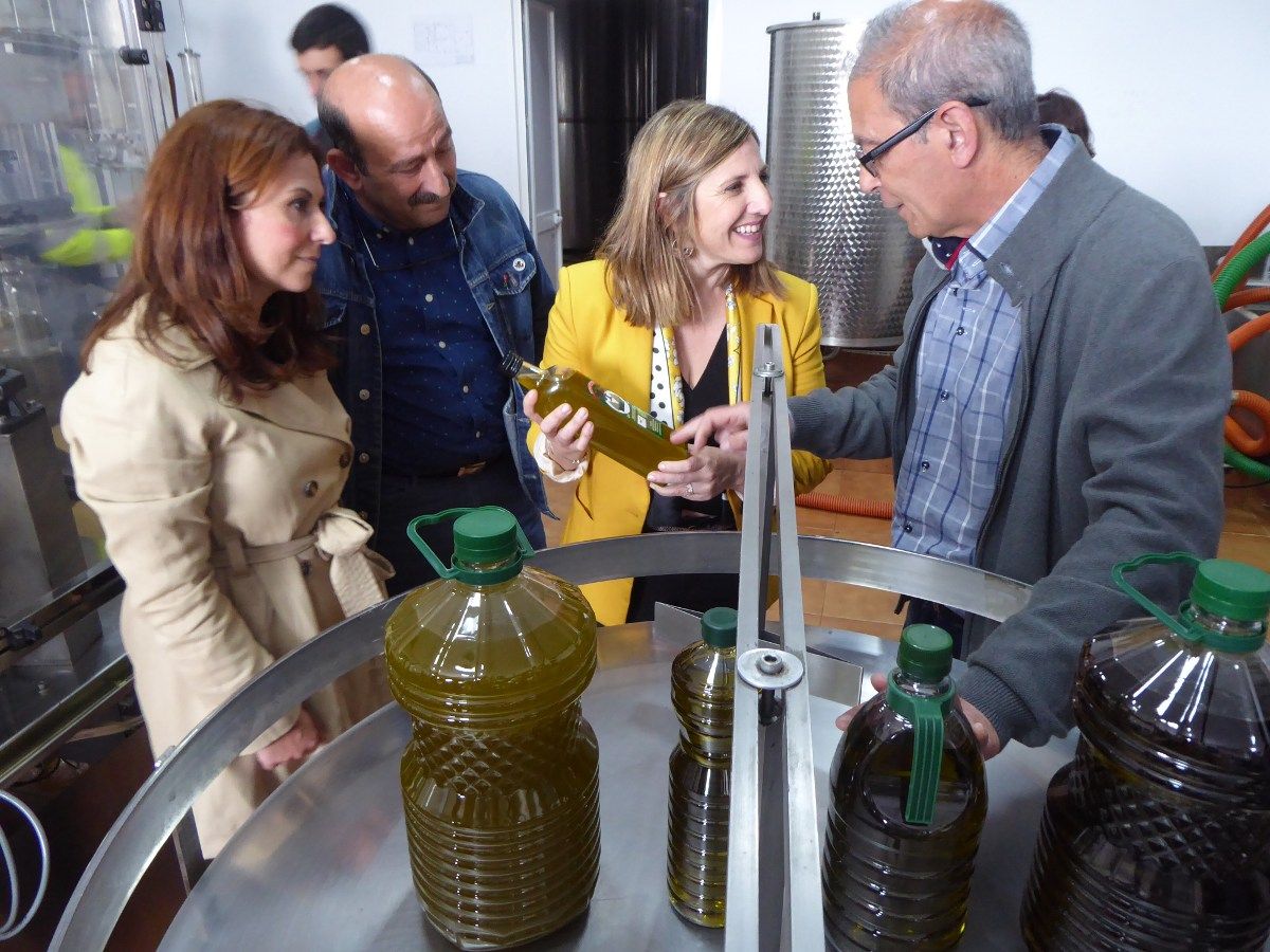 La presidenta de Diputación, Irene García, y la diputada Isabel Moreno, reunidas con productores de aceite en Algodonales.