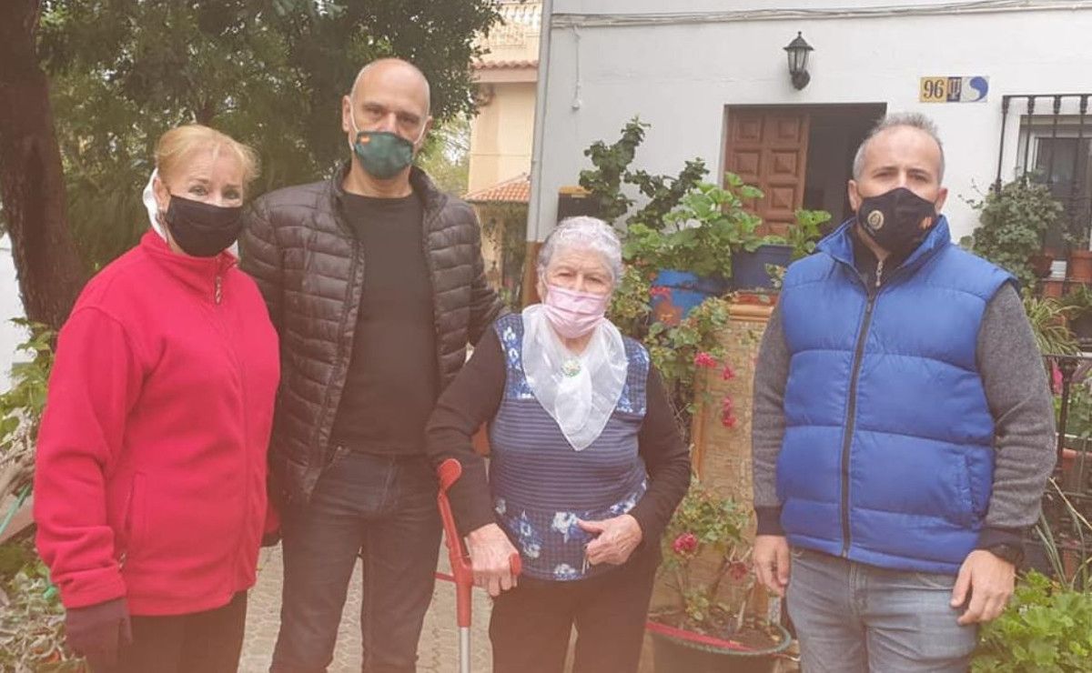 Una anciana paga 300 euros para arreglar una calle de un pueblo de Sevilla