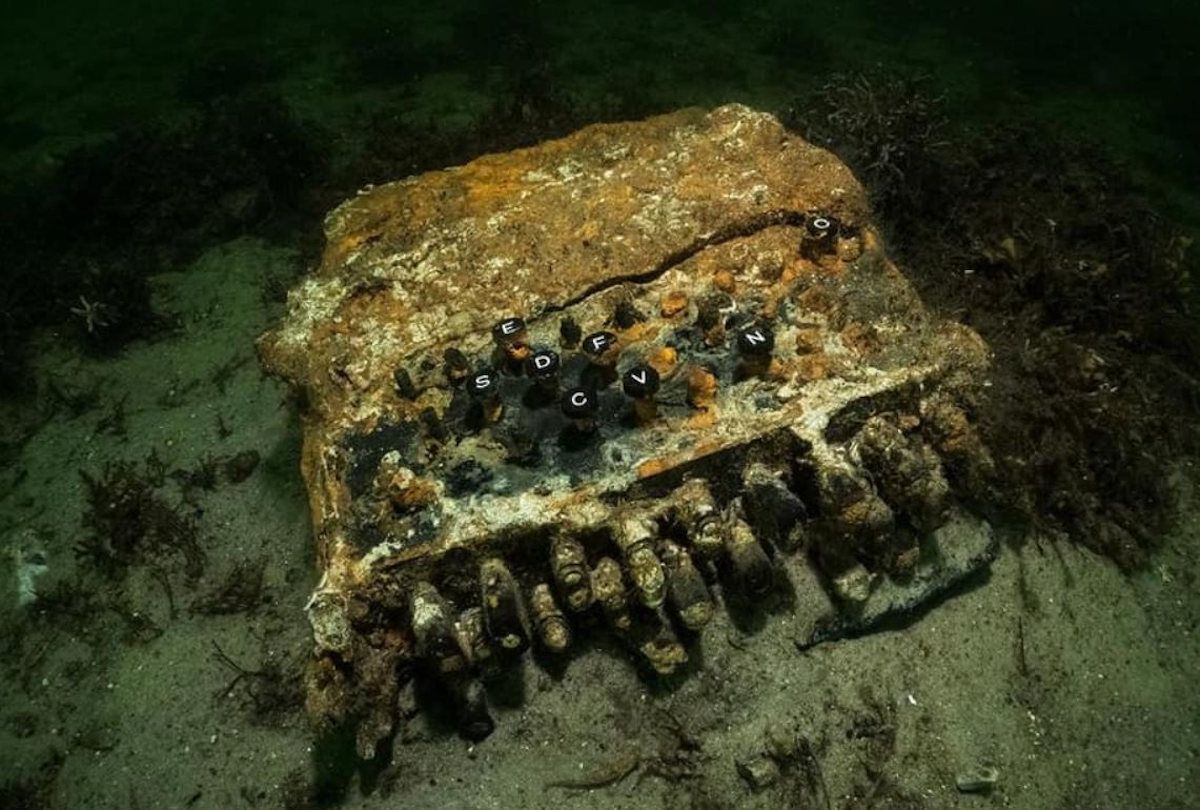 Máquina Enigma que usaban los nazis para enviar mensajes secretos. Máquina Enigma que usaban los nazis para enviar mensajes secretos.