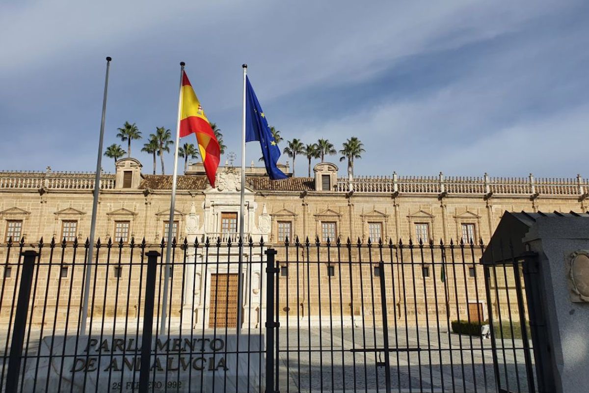 Imagen de la ausencia de la bandera andaluza en el Parlamento antes de su reparación.