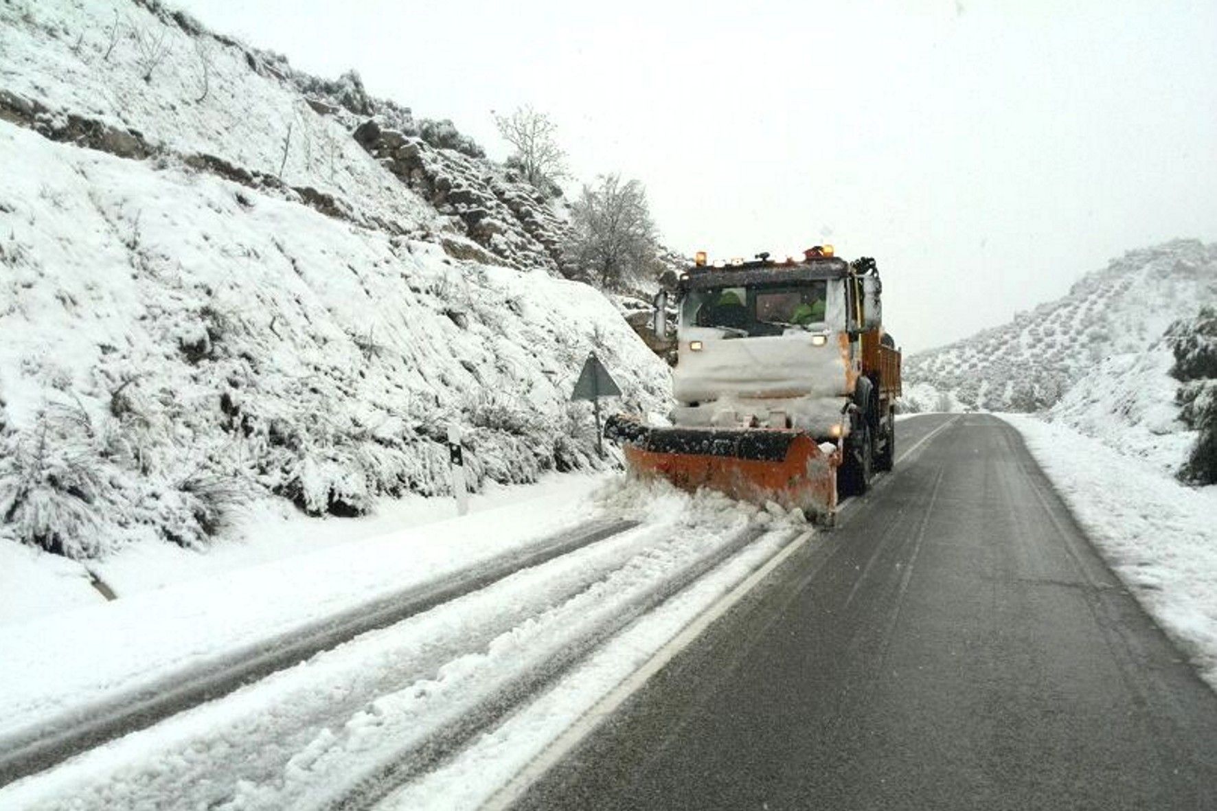 Operarios de la Junta en Jaén, el pasado 2019.