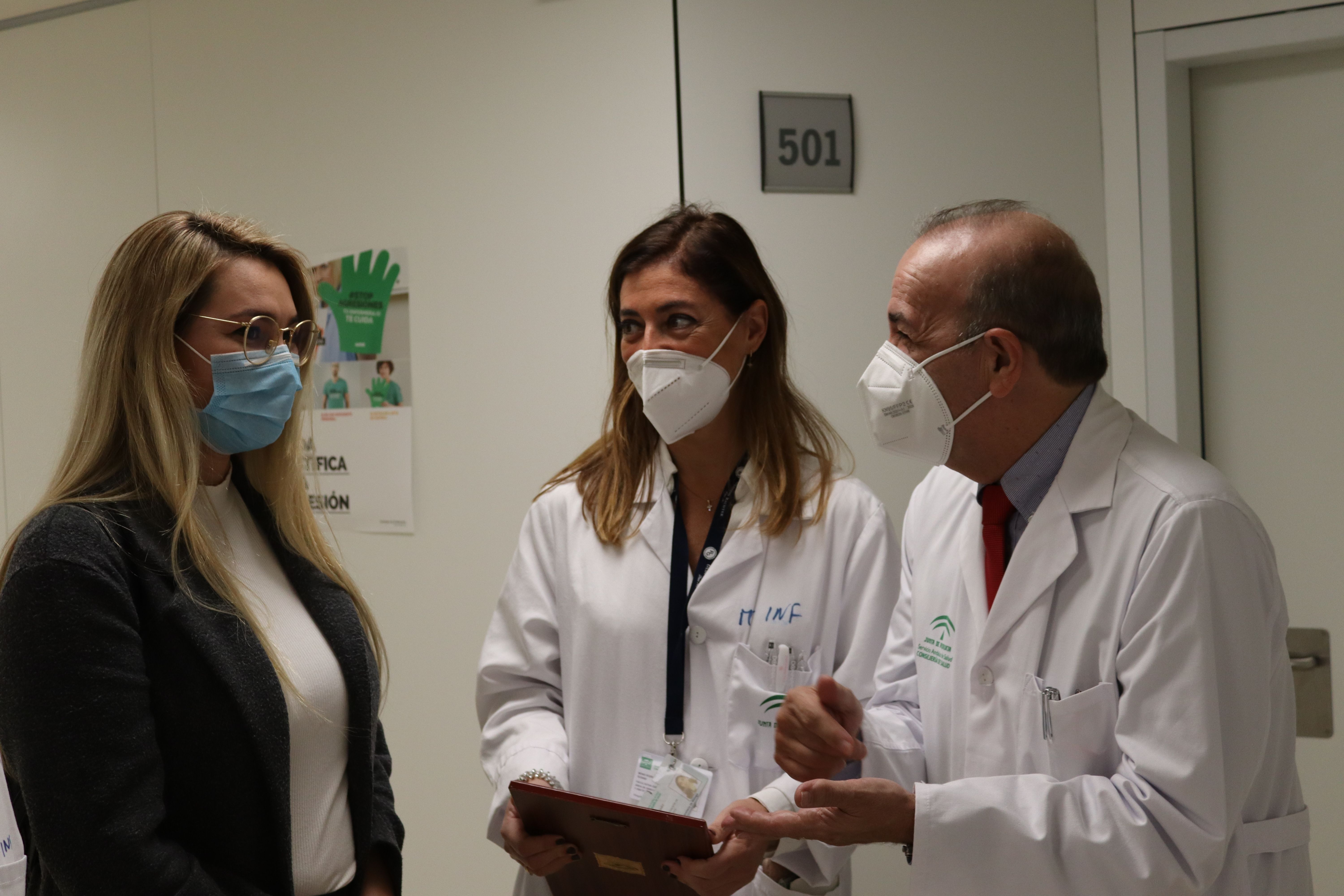 Carolina, madre de una niña a la que dio a luz tras serle extirpado el cuello del útero por un tumor.