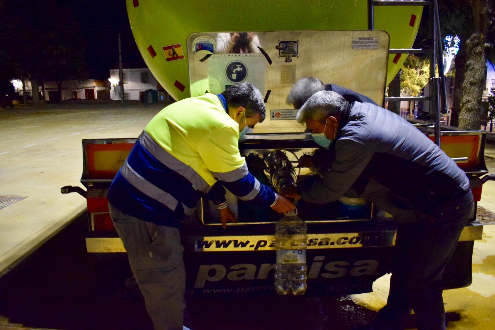 Camiones cisterna en la Puebla de Cazalla, uno de los municipios afectados. FOTO: Ayto.